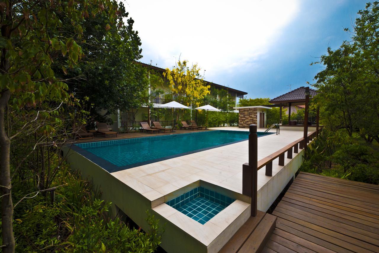 Tree House Hotel Sisaket Exterior photo