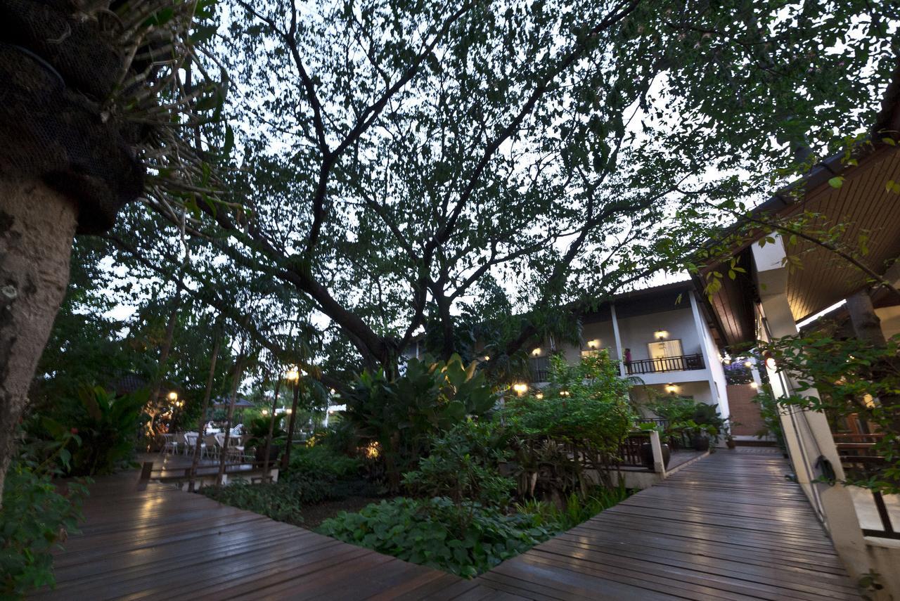 Tree House Hotel Sisaket Exterior photo