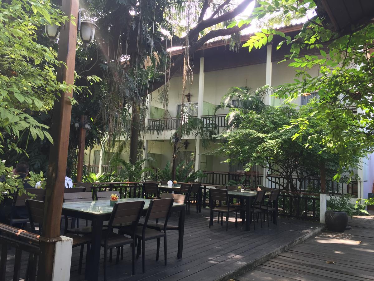 Tree House Hotel Sisaket Exterior photo