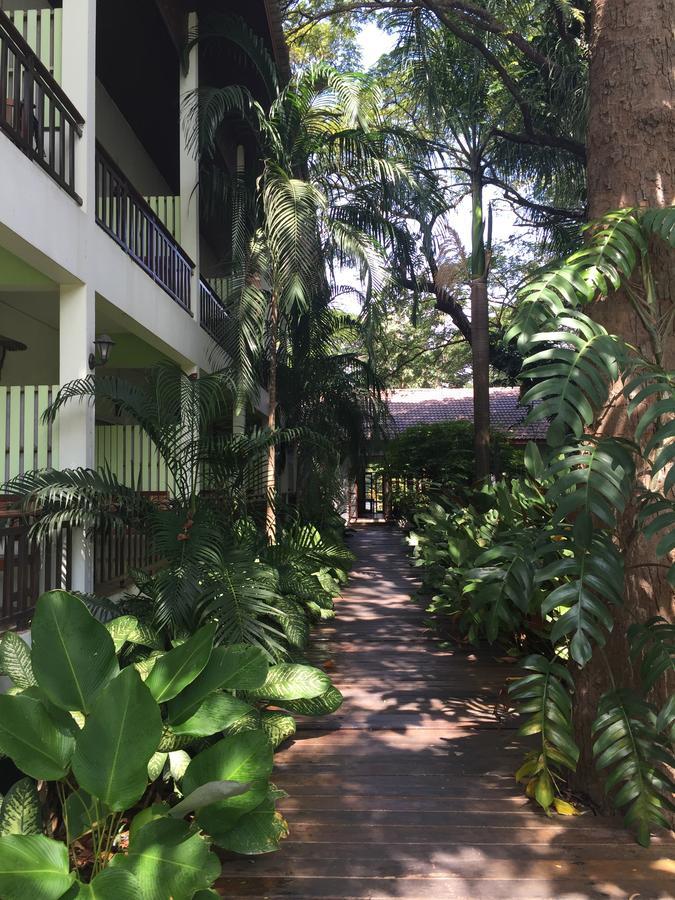 Tree House Hotel Sisaket Exterior photo