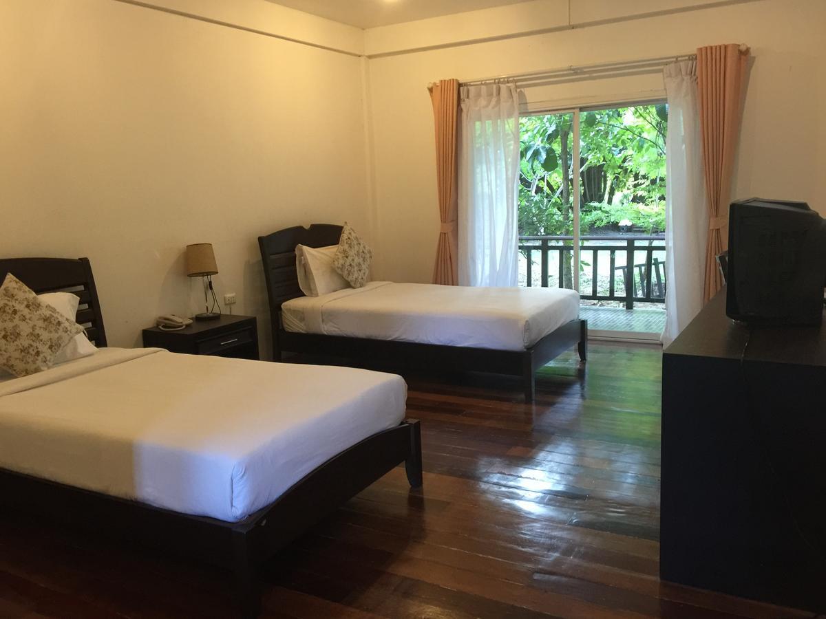 Tree House Hotel Sisaket Exterior photo