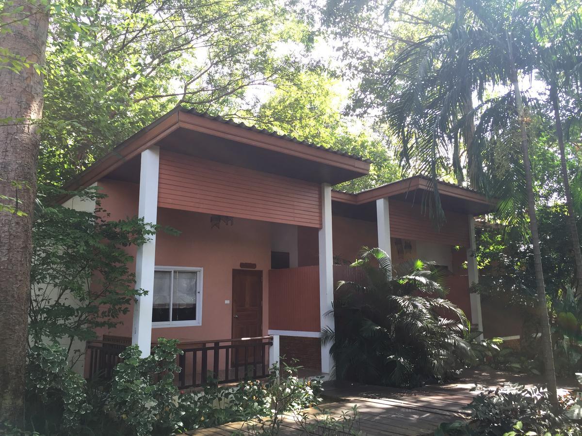 Tree House Hotel Sisaket Exterior photo